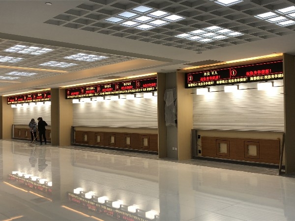 浙江杭州三甲医院收费窗口室内P4表贴双色显示屏